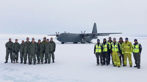 Lockheed Martin C-130J Super Hercules der Royal Australian Air Force auf der Eispiste des Wilkins Aerodrome in der Antarktis.