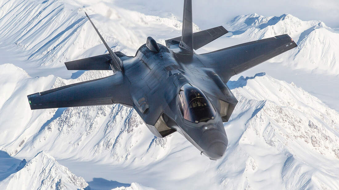 Lockheed Martin F-35A mit Bremsfallschirm.