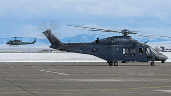 MH-139 Grey Wolf mit UH-1N im Hintergrund