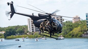 MH-6 Little Bird fliegt über See