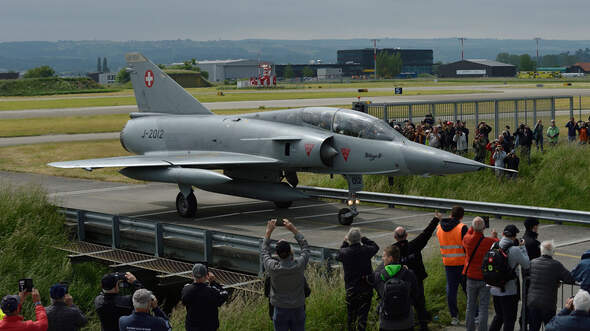 Mirage III DS rollt an Zuschauern vorbei
