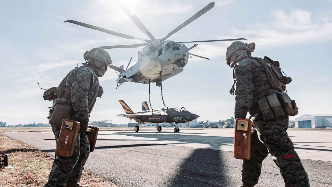 Mit dem Sikorsky CH-53K King Stallion hat das US Marine Corps versuchsweise den Transport einer F-35C Lightning II  am Haken durchgeführt