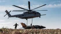 Mit dem Sikorsky CH-53K King Stallion hat das US Marine Corps versuchsweise den Transport einer F-35C Lightning II  am Haken durchgeführt