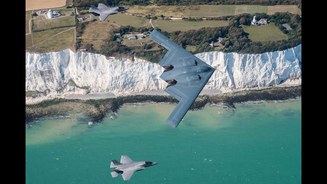 Northrop Grumman B-2A und F-35B der RAF an den Klippen von Dover