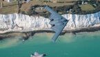 Northrop Grumman B-2A und F-35B der RAF an den Klippen von Dover