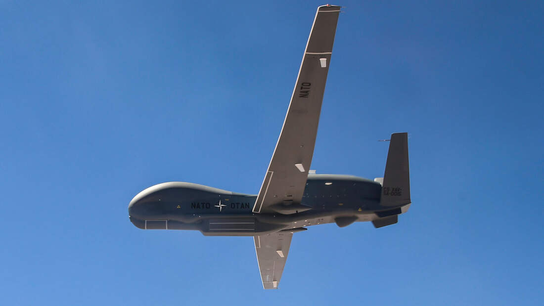 Northrop Grumman RQ-4D der NATO, stationiert in Sigonella.