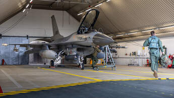 Pilot läuft zu F-16 für Alarmstart