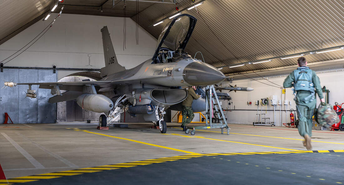 Pilot läuft zu F-16 für Alarmstart