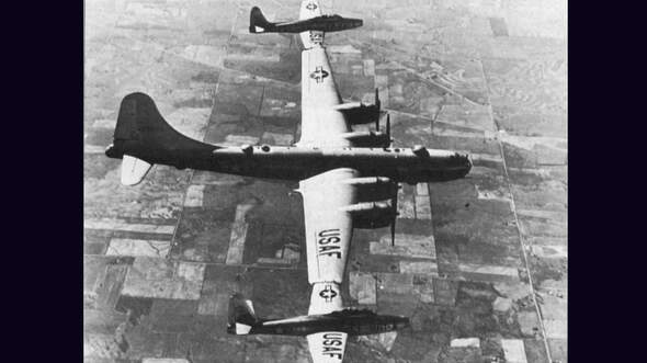 Projekt Tip-Tow B-29 mit zwei F-84 im Flug