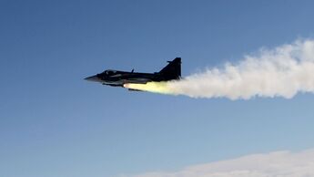 Saab Gripen E verschießt Meteor-Lenkwaffe über dem Testgebiet Vidsel.
