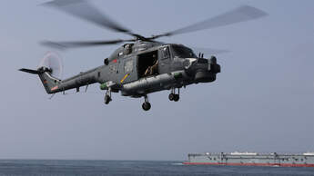 Sea Lynx der Marine im Flug