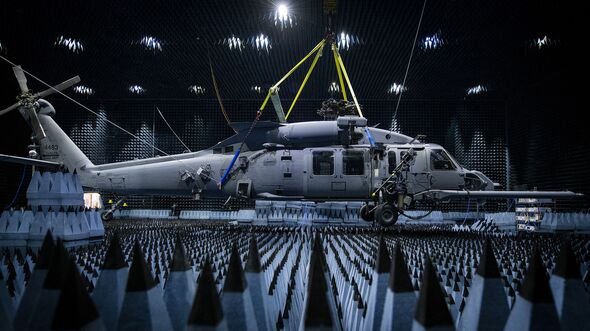 Sikorsky HH-60W in der J-PRIMES-Testkammer auf der Eglin AFB in Florida.