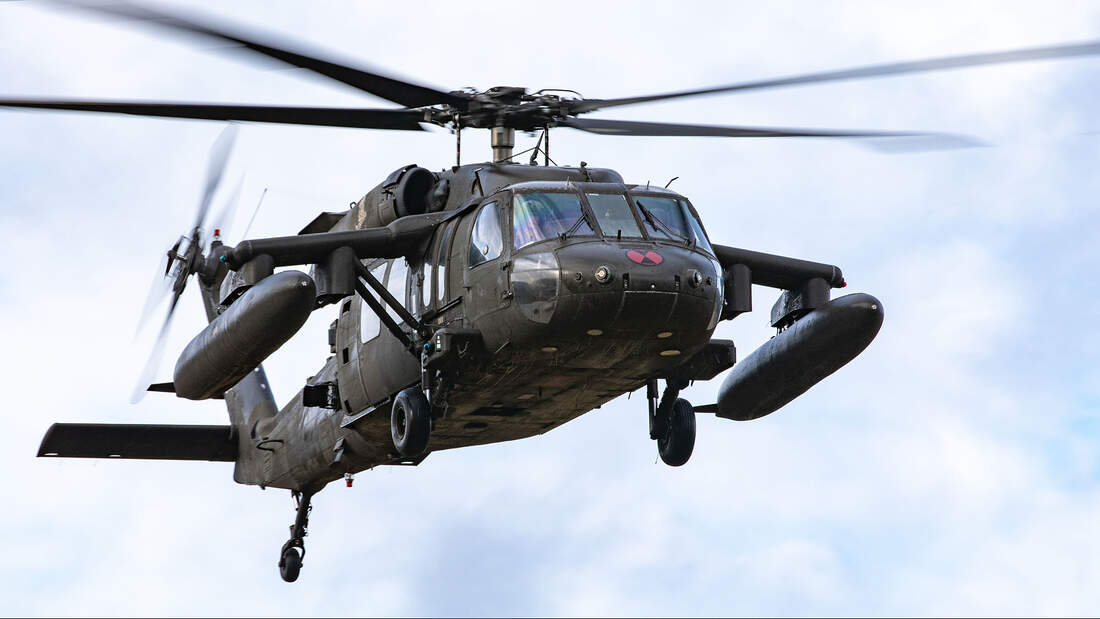 Sikorsky UH-60M im Flug mit Tanks