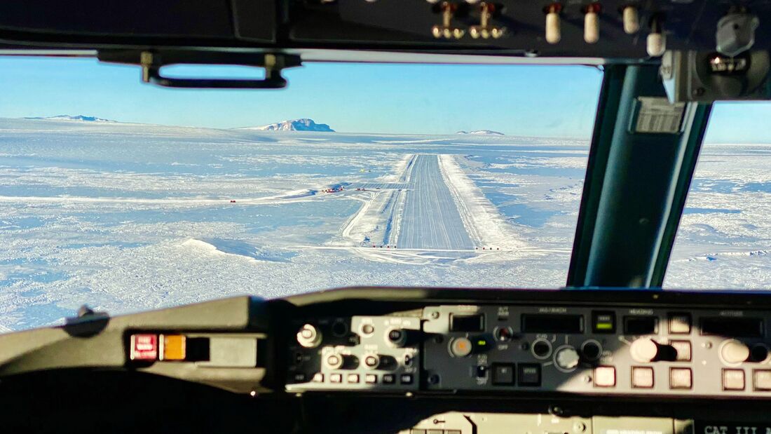 Smartwings Airlines landete mit einer Boeing 737 MAX 8 auf dem Troll Airfield an der Nordspitze der Antarktis.