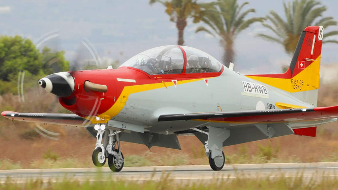 Spanien hat seine ersten beiden Pilatus PC-21 in San Javier in Empfang genommen.