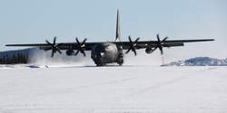 Start C-130 Hercules Luftwaffe von Schneepiste in Kanada