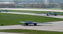 Stealth-Bomber rollen zum Start