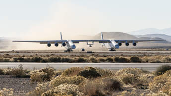 Stratolaunch Roc auf Startbahn