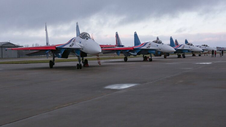 Russische Kunstflugstaffel Su 35s Fur Russkije Witjasi Flug Revue