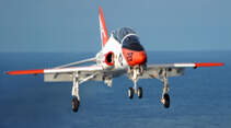 T-45C Goshawk im Anflug auf Carrier von vorne