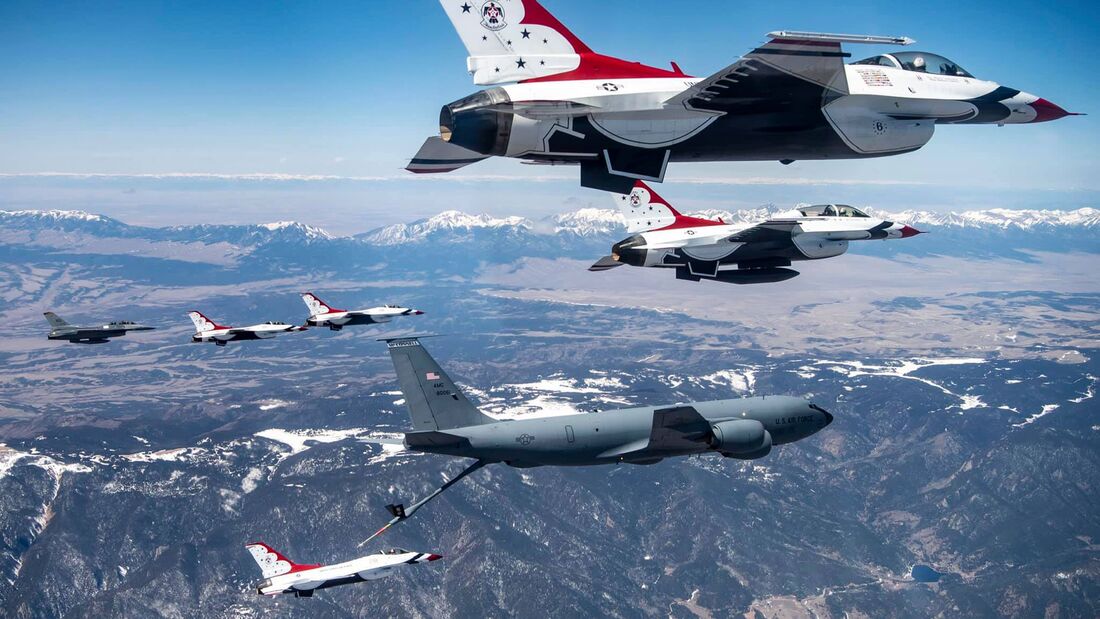 Thunderbirds über der USAF Academy im April 2020.