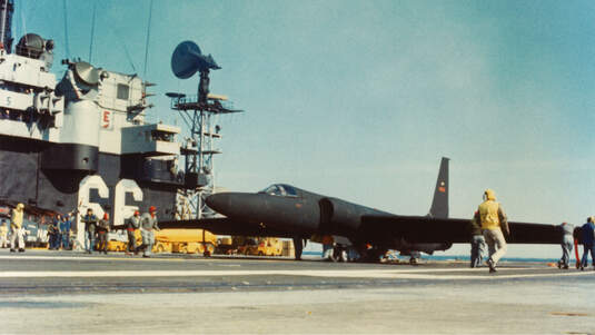 U-2 auf Flugzeugträger mit Personal