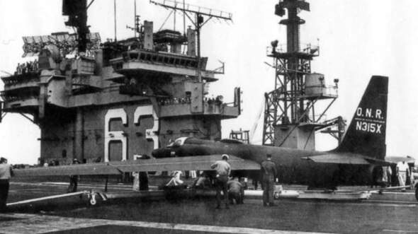 U-2 auf Flugzeugträger nach Landung