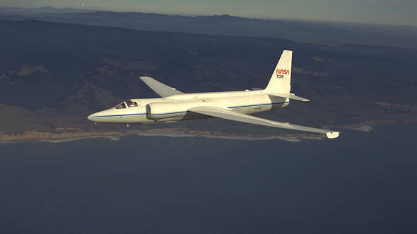 U-2 der NASA im Flug in Farbe