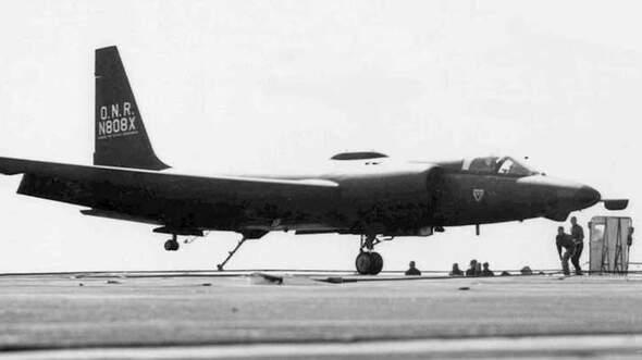 U-2 kurz vor der Landung mit ausgefahrenem Fanghaken