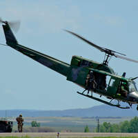 UH-1N im Flug mit Soldaten