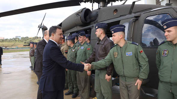 UH-60 Black Hawk Albanien Personen