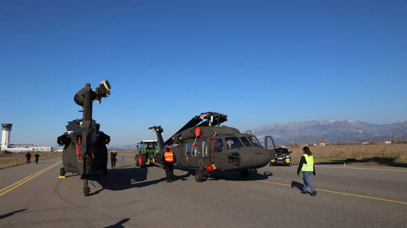 UH-60 Black Hawk Albanien nebeneinander