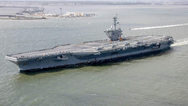 USS George Washington läuft aus Hafen aus