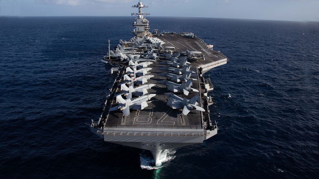 USS Gerald Ford aus der Luft von vorne