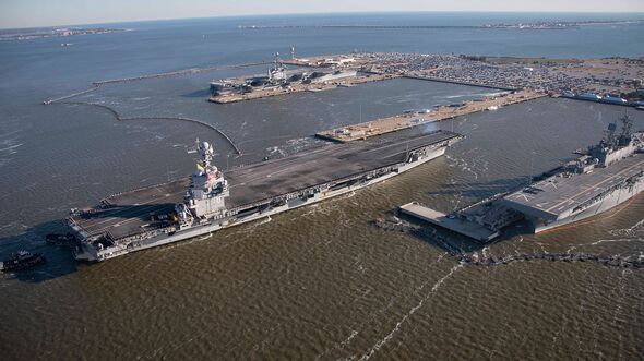 USS Gerald Ford nähert sich dem Pier
