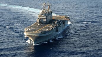 USS Tarawa manövriert auf See