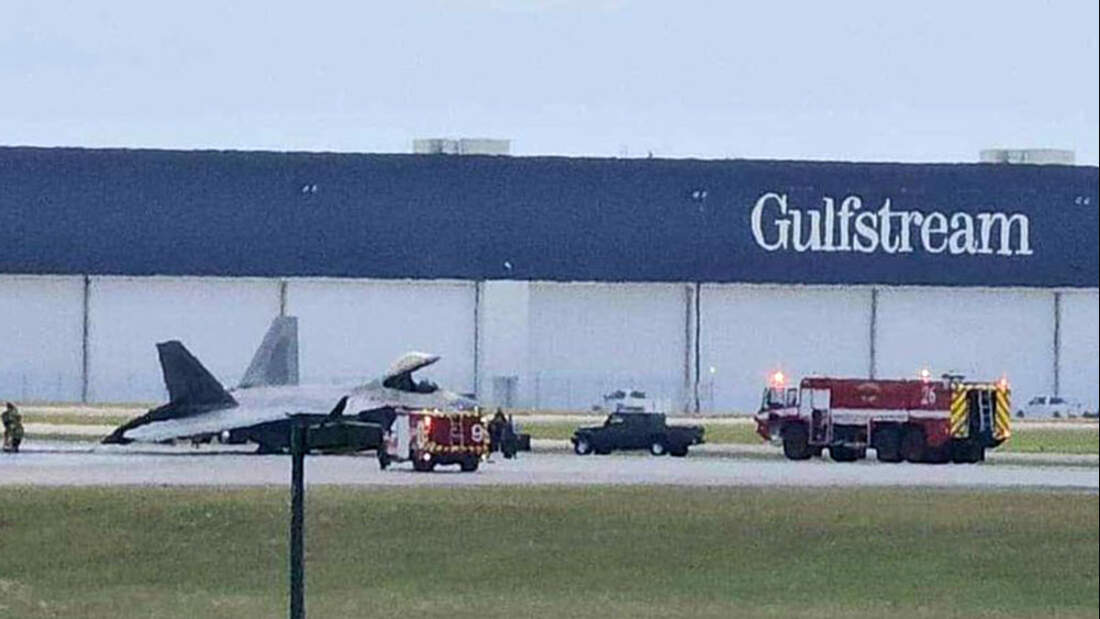 Verunglückte F-22 auf Startbahn mit Feuerwehr