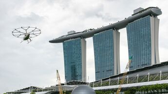 Volocopter 2X am 22. Oktober 2091 über der Marina Bay in Singapur.