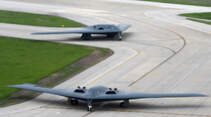 Zwei B-2A Spirit hintereinander