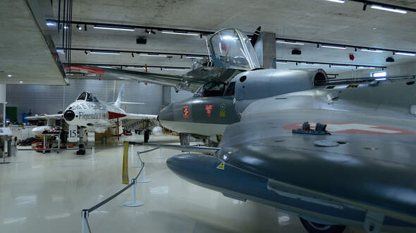 Zwei Hawker Hunter in der Wartung