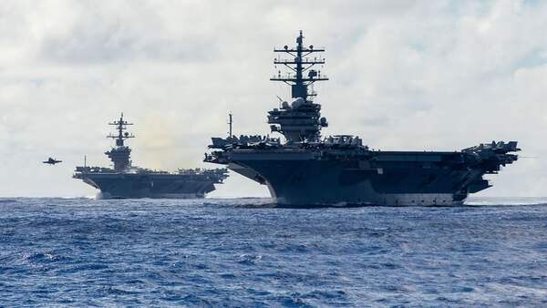 Zwei Nimitz-Träger von vorne