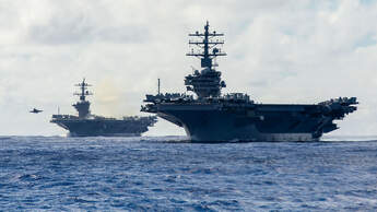 Zwei Nimitz-Träger von vorne