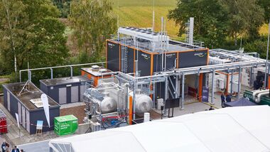 atmosfair hat Anfang Oktober 2021 im Emsland seine Power-to-Liquid-Flugkraftsoffanlage eingeweiht. 