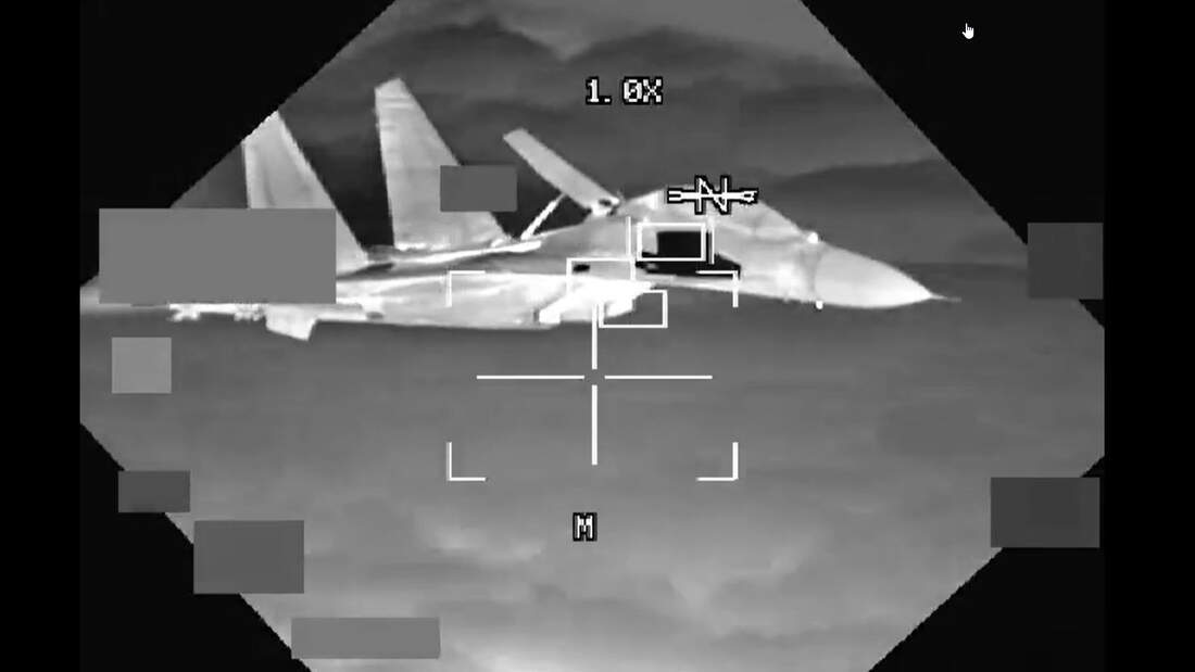 chinesischer Kampfjet Nachtsichtaufnahme