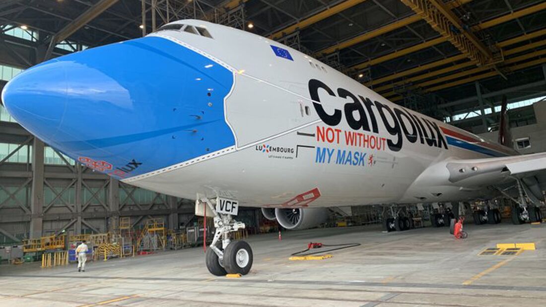Cargolux-Jumbo trägt jetzt Corona-Maske