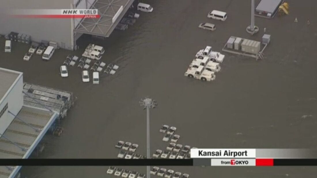 Schwere Sturmschäden am Kansai Airport