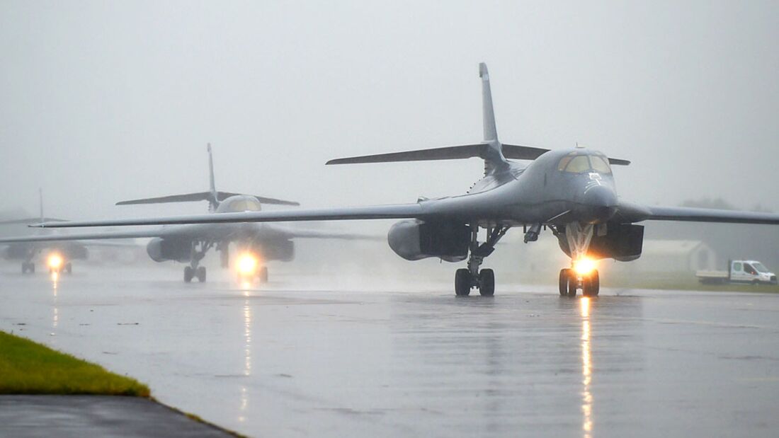 B-1B Lancer fliegen bei BALTOPS