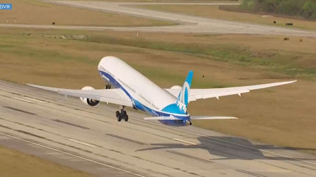 Boeing 787-10 absolviert Erstflug
