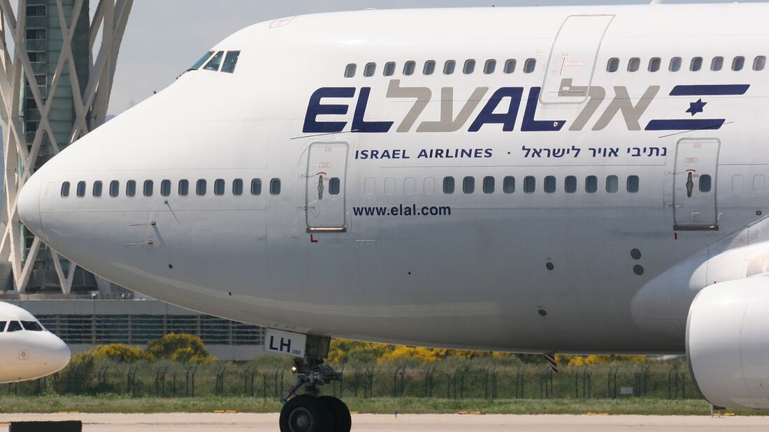 El Al-Jumbo zeichnet 747-Silhouette in den Himmel