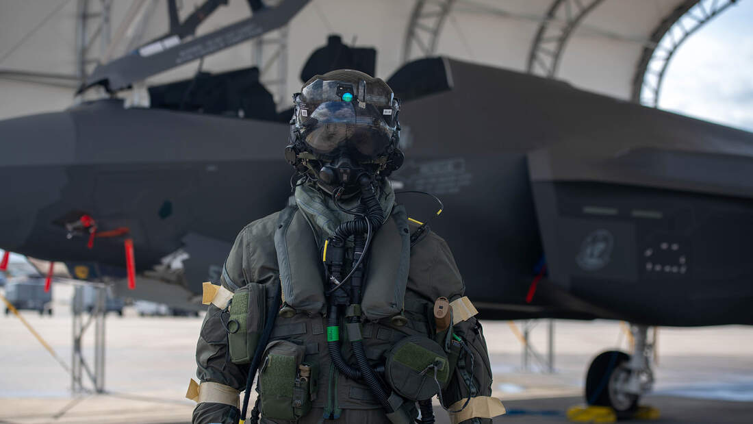 Die-US-Air-Force-erh-ht-ihre-Einsatzbereitschaft-Wie-Darth-Vader-F-35-Piloten-fliegen-mit-Vollschutz